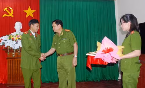 Đại tá Đào Ngọc Cẩn trao Giấy khen và phần thưởng cho binh nhì Nguyễn Bách Hoài Vũ. Đại tá Đào Ngọc Cẩn trao Giấy khen và phần thưởng cho binh nhì Nguyễn Bách Hoài Vũ.