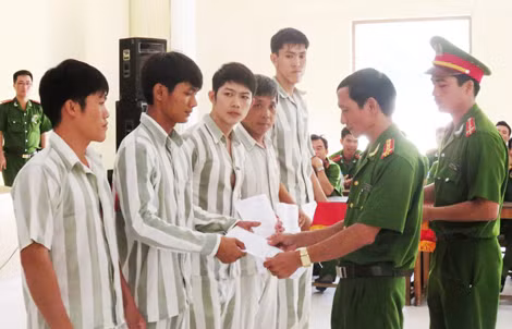 Ban giám thị Trại giam Phước Hòa trao quyết định đặc xá cho phạm nhân.