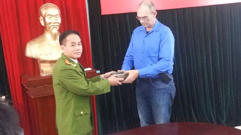 Đại tá Nguyễn Thanh Tùng, Trưởng CAQ Bắc Từ Liêm trao trả 363 triệu đồng cùng hàng hóa bị mất cắp cho đại diện siêu thị Metro Thăng Long.