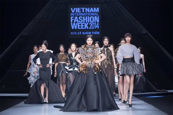 Trình diễn thời trang tại Tuần lễ thời trang quốc tế Việt Nam 2014.
