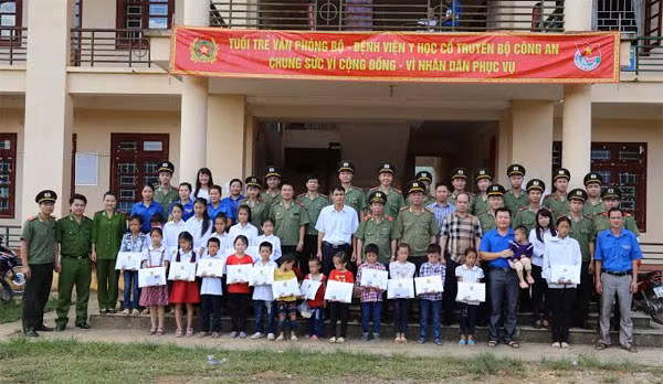 Đoàn Thanh niên tình nguyện Văn phòng Bộ Công an, Bệnh viện Y học cổ truyền, Công an Bắc Kạn tặng quà cho các cháu học sinh nghèo vượt khó.
