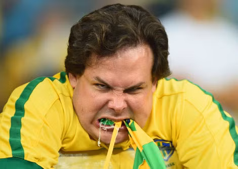 Nỗi đau của cổ động viên Brazil ngày càng lớn dần.