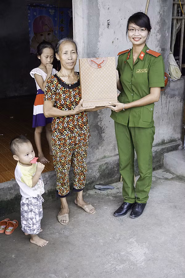Đại diện đoàn học viên Học viện Cảnh sát nhân dân trao quà cho các hộ gia đình có hoàn cảnh khó khăn.