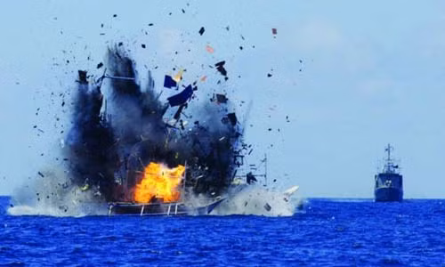 Hải quân Indonesia phá hủy một tàu đánh cá nước ngoài ở gần Bắc Sulawesi hôm qua. Ảnh: Reuters.