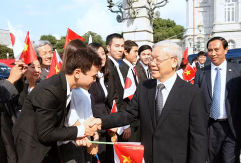 Kiều bào đang sinh sống, học tập tại Nhật Bản đón Tổng Bí thư Nguyễn Phú Trọng tại nhà khách Akasaka, nơi diễn ra lễ đón chính thức. Ảnh: VGP/Xuân Tuyến