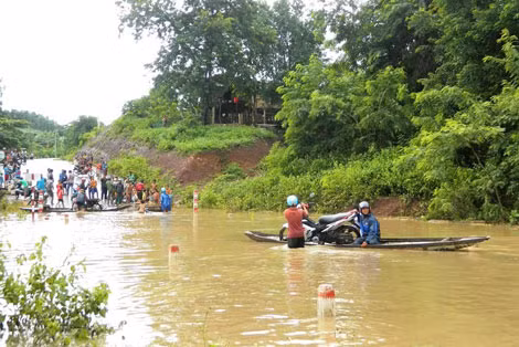 Tuyến đường Lìa (Hướng Hóa) bị ngập lụt nặng. Tuyến đường Lìa (Hướng Hóa) bị ngập lụt nặng.