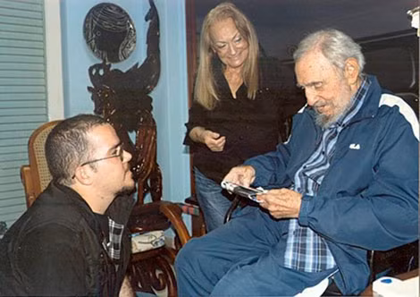 Chủ tịch Fidel Castro và phu nhân ân cần tiếp đón Bí thư Trung ương đoàn Randy Garcia.