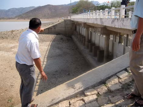 Hồ Đá Bạc đã cạn trơ đáy. Hồ Đá Bạc đã cạn trơ đáy.