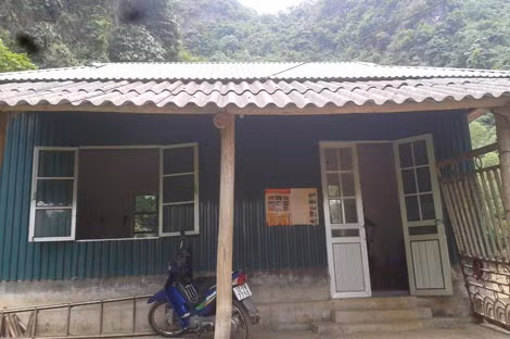Từ ngày có lán trực của cán bộ Hải quan, nạn buôn lậu tại đây giảm hẳn. Từ ngày có lán trực của cán bộ Hải quan, nạn buôn lậu tại đây giảm hẳn.