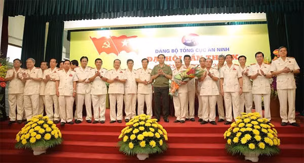 Bộ trưởng Trần Đại Quang tặng hoa chúc mừng Đại hội. Ảnh Việt Hưng.