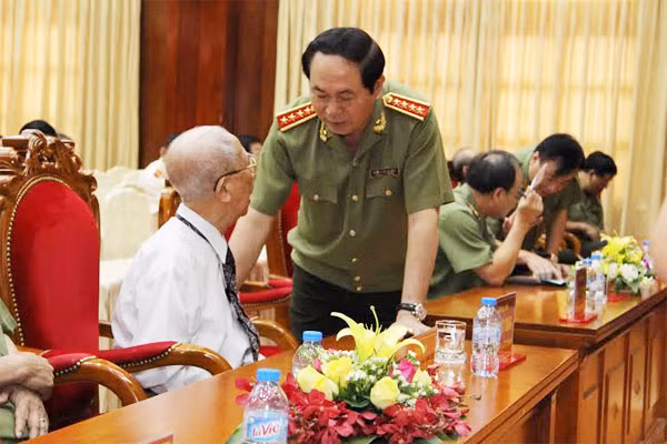 Bộ trưởng Trần Đại Quang thăm hỏi, trò chuyện thân mật cùng đồng chí Trần Quốc Hương.