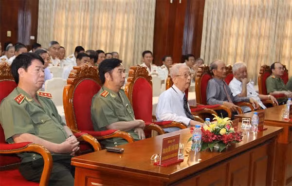 Đồng chí Thứ trưởng Thường trực Bộ CA Đặng Văn Hiếu, Thứ trưởng Bùi Văn Nam, Thứ trưởng Bùi Quang Bền cùng dự buổi gặp mặt.
