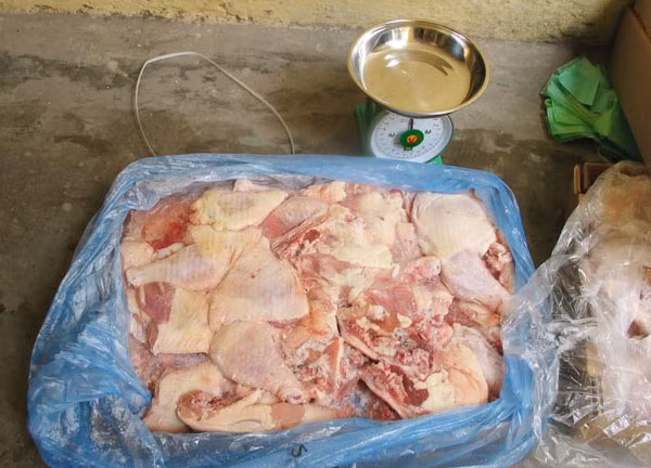 Đùi gà đông lạnh nhập khẩu được bán tràn lan với giá 40.000 đồng/kg. Đùi gà đông lạnh nhập khẩu được bán tràn lan với giá 40.000 đồng/kg.