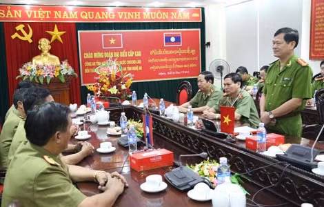 Đại tá Nguyễn Hữu Cầu, Giám đốc Công an tỉnh cảm ơn sự quan tâm của lãnh đạo Công an tỉnh Xiêng Khoảng đối với Công an Nghệ An.