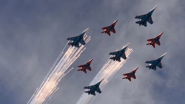 Máy bay Su 27 và Mig 29 của đội bay "Hiệp sỹ Nga" và "Chim én" trình diễn trên bầu trời Moscow.