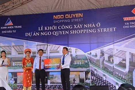 Lãnh đạo Công ty Cổ phần Đất Xanh Miền Trung trao tặng 50 triệu đồng ủng hộ chương trình “Vũ hội đường phố” và bảo vệ môi trường xanh Sơn Trà cho người dân quận Sơn Trà – Đà Nẵng.