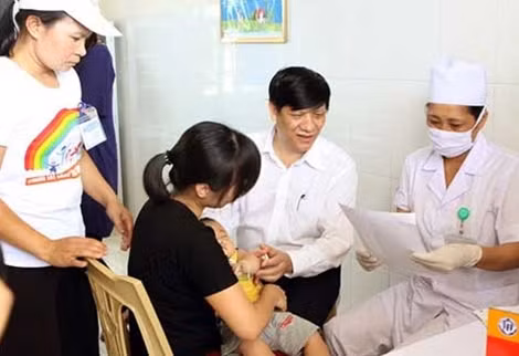 GS.TS Nguyễn Thanh Long thăm buổi tiêm chủng tại Trạm Y tế xã Quảng Bình, huyện Quảng Xương, Thanh Hóa (Ảnh: Dương Ngọc).