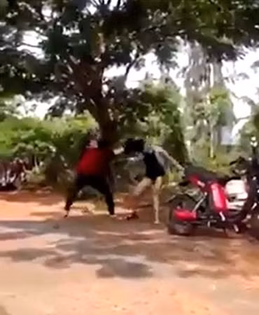 2 nữ sinh lớp 8 tại TP Hội An đánh nhau dã man ngoài đường được tung lên facebook gây xôn xao dư luận (ảnh cắt từ clip)