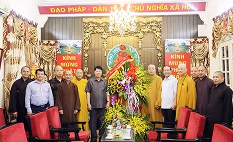 Thứ trưởng Bùi Văn Nam tặng hoa chúc mừng Giáo hội Phật giáo Việt Nam và các tăng ni, phật tử nhân mùa Phật đản, Phật lịch 2560, Dương lịch 2016.