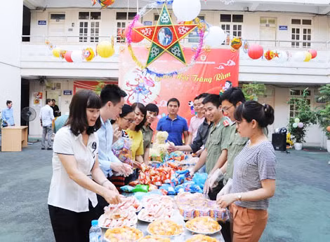 Những mâm cỗ Trung thu được trang trí, cắt tỉa cẩn thận bởi cán bộ, chiến sĩ 3 đơn vị.
