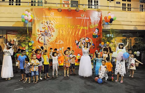 Các thiên thần cũng xuất hiện, múa hát với các em nhỏ trong bài “Một gia đình nhỏ, một hạnh phúc to”.