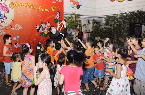 Tiết mục ảo thuật độc đáo, lôi cuốn, được các cháu thiếu nhi nhiệt tình hưởng ứng.