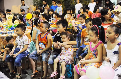 Mọi con mắt chăm chú dõi theo từ các cháu thiếu nhi.
