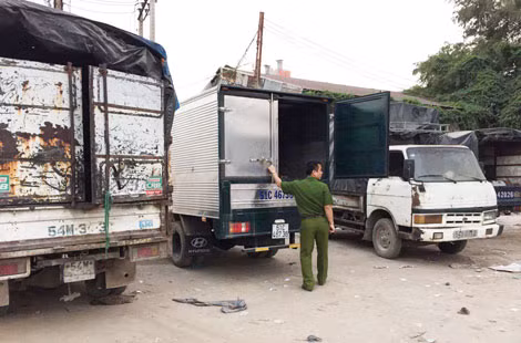 Ban chuyên án khám xét xe chở dầu trộm cắp của các đối tượng.