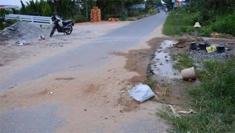 Dây diện nằm dưới bao cát.
