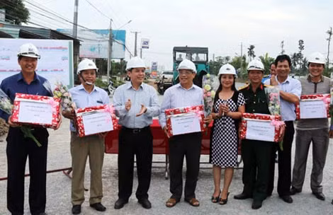 Thứ trưởng Bộ GTVT Nguyễn Văn Thể tặng quà cán bộ, kỹ sư, công nhân đang thi công dự án QL1A mở rộng Cần Thơ-Phụng Hiệp.