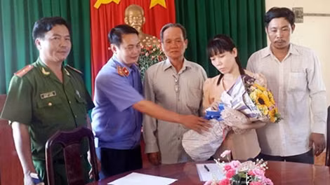 Bà Ngọc (người cầm hoa) trong buổi xin lỗi của VKSND huyện Nhơn Trạch, tỉnh Đồng Nai.