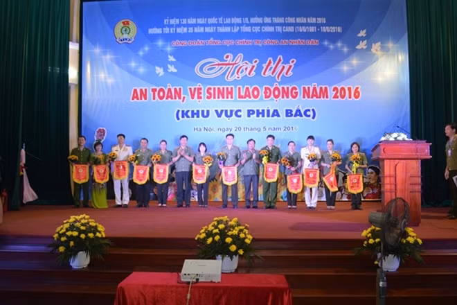 Thiếu tướng Mai Văn Hà trao cờ cho các đội được giải.