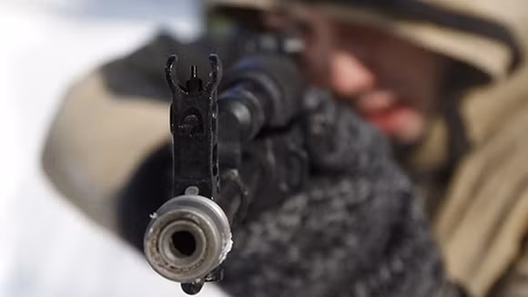AK-400 dài 940mm và nhẹ hơn 3kg