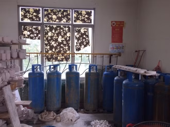 Đường ống dẫn và bình gas bị hoen gỉ.