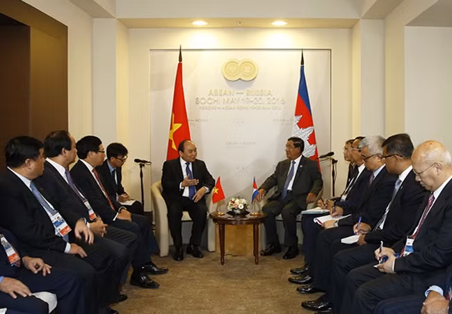 Thủ tướng Nguyễn Xuân Phúc gặp Thủ tướng Campuchia Samdech Decho Hun Sen - Ảnh: VGP/Quang Hiếu