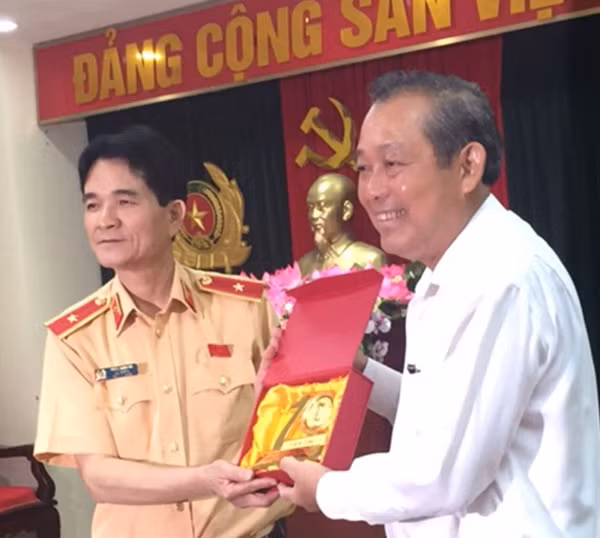 Thay mặt C67, Thiếu tướng Trần Sơn Hà gửi tặng Phó Thủ tướng logo của Cục CSGT.