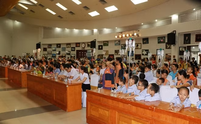 Chiều 19-5, chương trình “Tết thiếu nhi Bình An 2016” đã đến với trẻ em đang điều trị tại Bệnh viện huyết học Trung ương (Hà Nội).