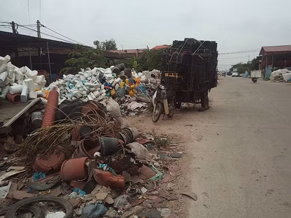 Phế thải tràn lan mọi ngõ ngách trong làng.
