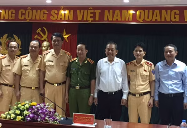 Phó Thủ tướng Trương Hoà Bình chụp ảnh kỷ niệm cũng lãnh đạo Bộ Công an, Bộ Giao thông vận tải và các cán bộ Cục C67.