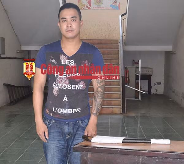 Đối tượng Đỗ Văn Tuấn và khẩu súng tự chế.