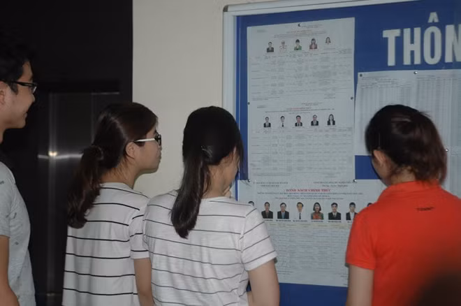 Các cử tri là sinh viên Thủ đô cũng đang háo hức tìm hiểu tiểu sử các đại biểu đang được dán niêm yết tại điểm bỏ phiếu tại Khu chung cư sinh viên Mỹ Đình.