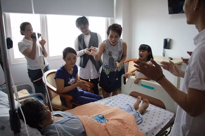 Các nghệ sĩ đến tận giường bệnh để thăm, động viên và hát tặng các bệnh nhân.