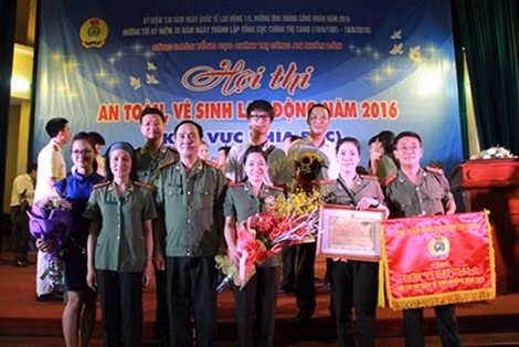 Chụp ảnh lưu niệm.