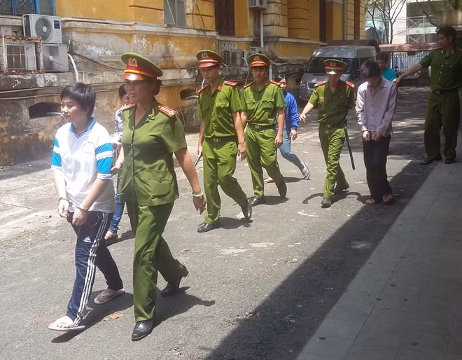 Hai đối tượng sau khi tòa tuyên án.