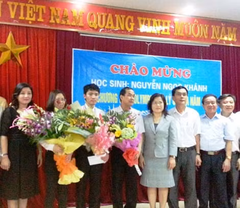 Sở GD&ĐT Nghệ An cùng các thầy, trò Trường chuyên Phan Bội Châu vui mừng đón Nguyễn Ngọc Khánh (thứ ba từ trái sang).