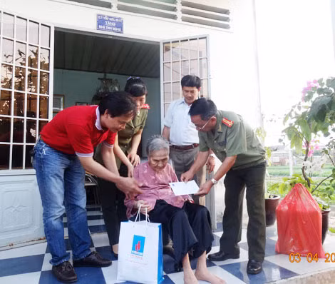 Công an TP Vũng Tàu thăm, tặng quà Mẹ VNAH Nguyễn Thị Ái. Công an TP Vũng Tàu thăm, tặng quà Mẹ VNAH Nguyễn Thị Ái.