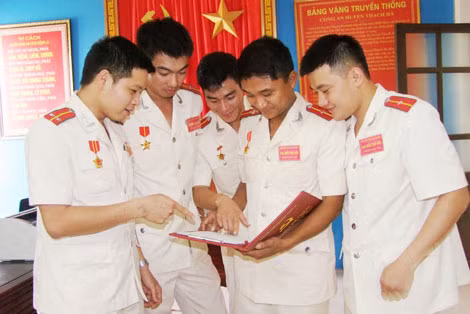 Thiếu uý Nguyễn Văn Cường (thứ hai từ phải sang) đang trao đổi với các đoàn viên thanh niên Công an huyện Thạch Hà về hoạt động hiến máu tình nguyện.