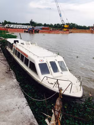 Con tàu CT-07036 vừa được thu giữ, vận chuyển từ Quảng Ninh vào.