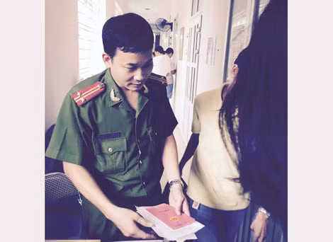 Trung tá Quản Huy Minh - (Đội Cảnh sát QLHC về TTXH, Công an quận Hoàng Mai) hướng dẫn học sinh làm thủ tục cấp CMND. Trung tá Quản Huy Minh - (Đội Cảnh sát QLHC về TTXH, Công an quận Hoàng Mai) hướng dẫn học sinh làm thủ tục cấp CMND.