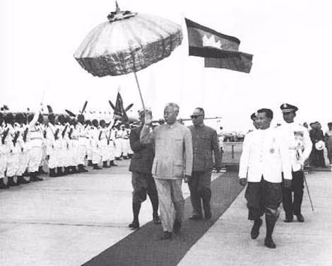 Quốc vương N.Sihanouk đón chủ tịch Lưu Thiếu Kỳ tại sân bay. Quốc vương N.Sihanouk đón chủ tịch Lưu Thiếu Kỳ tại sân bay.